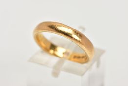 A 22CT GOLD BAND RING, a D-shape band ring, 22ct hallmark for Birmingham 1925, ring size K, width