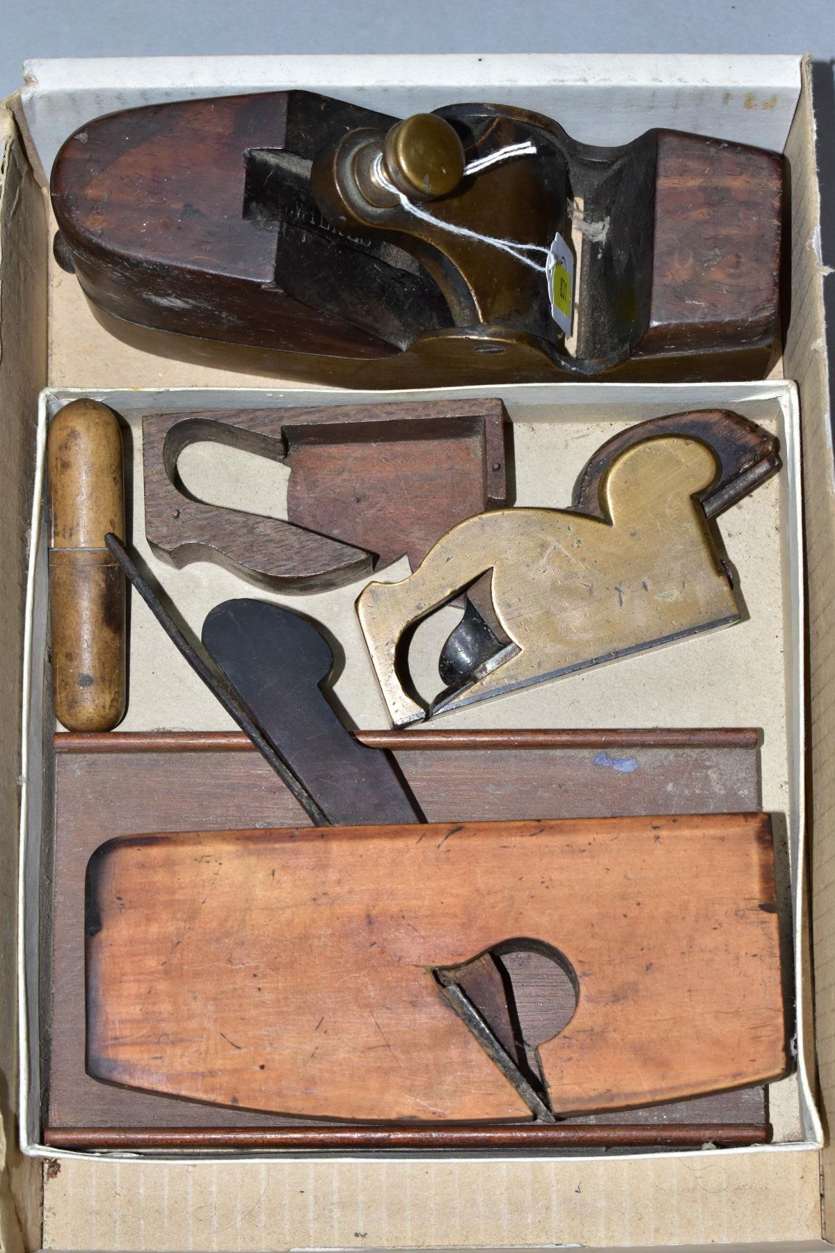 A BOX CONTAINING THREE VINTAGE PLANES AND OTHER TOOLS, including a compassed coopers plane, 1 1/