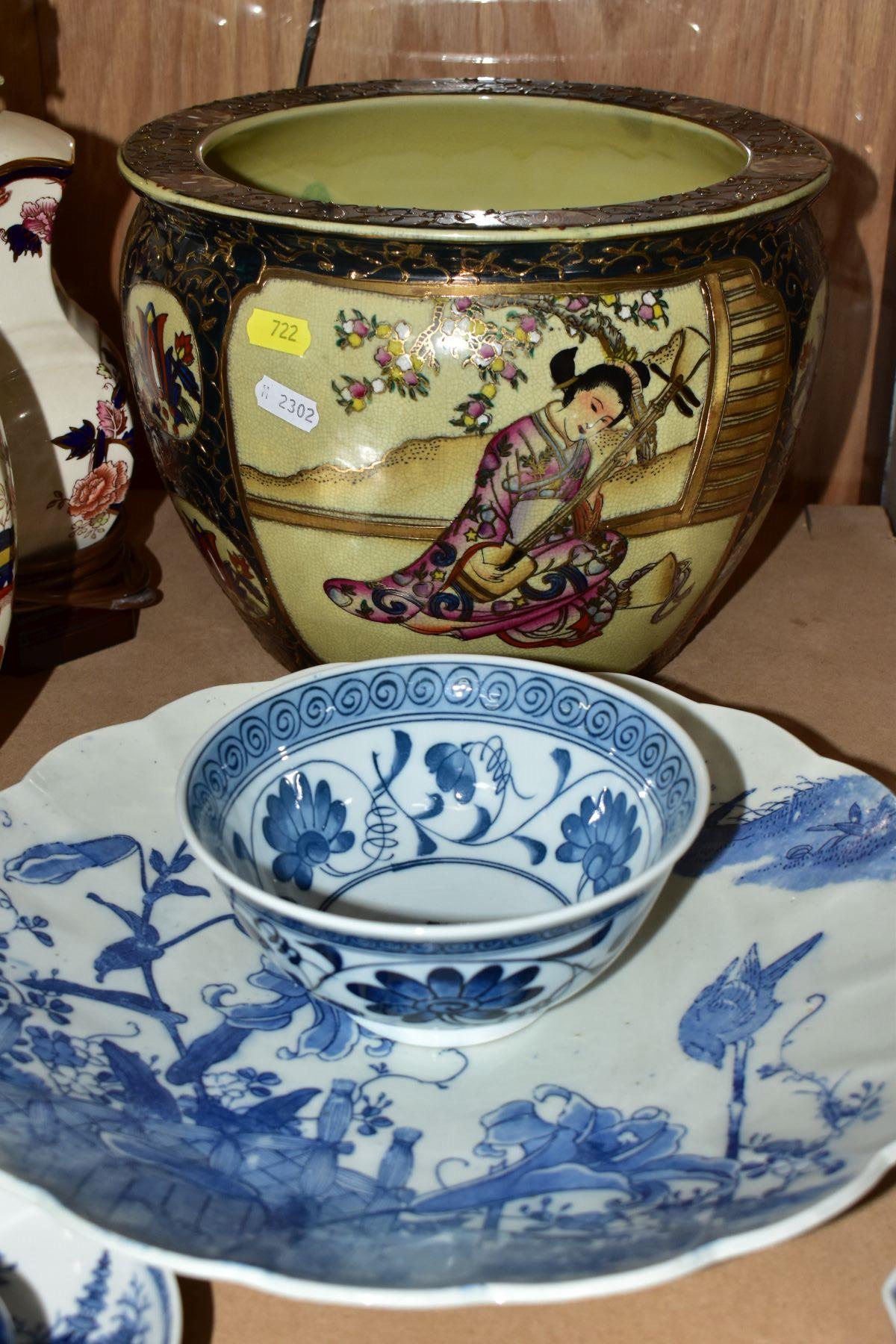 A GROUP OF TWELVE PIECES OF LATE 18TH AND 20TH CENTURY ORIENTAL CERAMICS, mostly blue and white, - Image 6 of 15