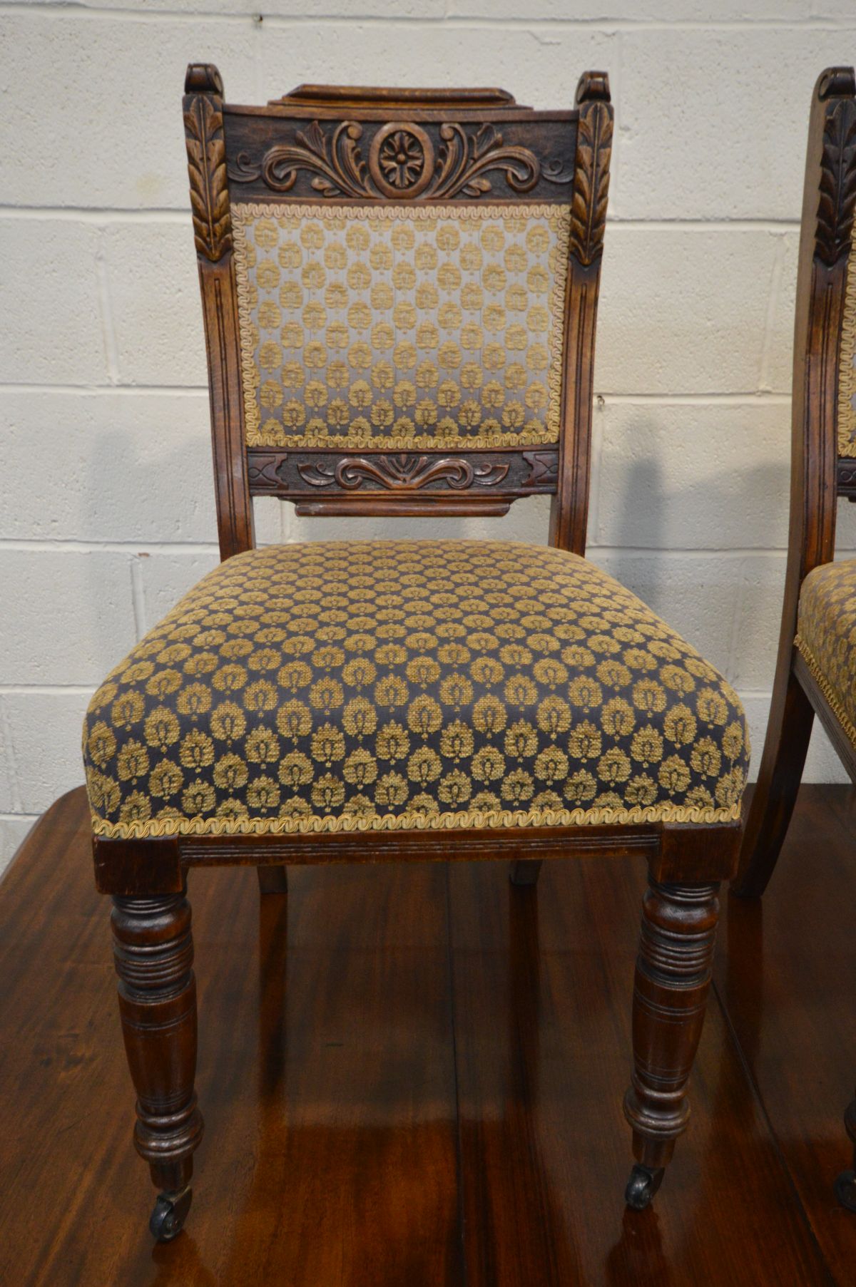 AN EDWARDIAN MAHOGANY WIND OUT DINING TABLE, with two additional leaves, on turned legs, extended - Bild 3 aus 4