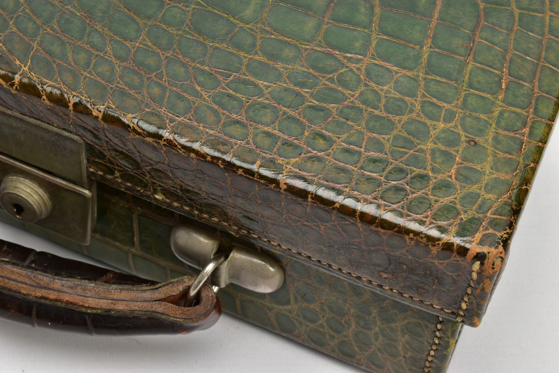 A LEATHER CASE WITH JEWELLERY, green crocodile skin case, with contents to include a gilt silver - Image 11 of 11