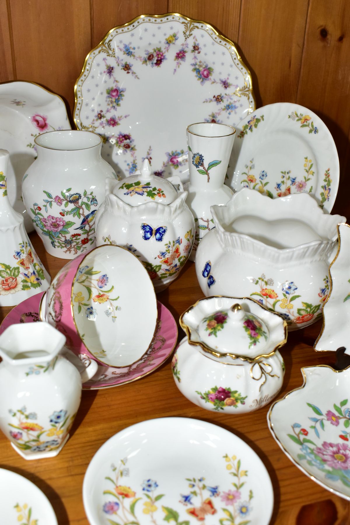 A GROUP OF AYNSLEY, ROYAL CROWN DERBY AND ROYAL ALBERT GIFT AND TEAWARES, to include four pieces - Image 3 of 8
