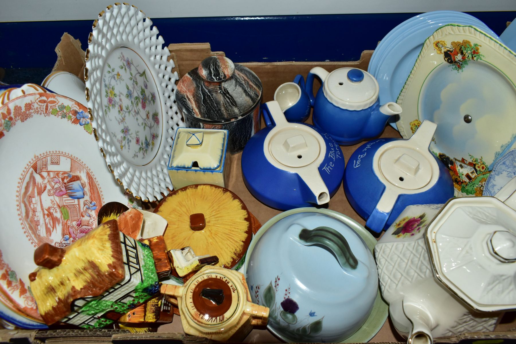 FOUR BOXES OF CERAMIC TEA AND DINNERWARES, to include a Royal Worcester Hyde Park sauceboat and - Image 8 of 12