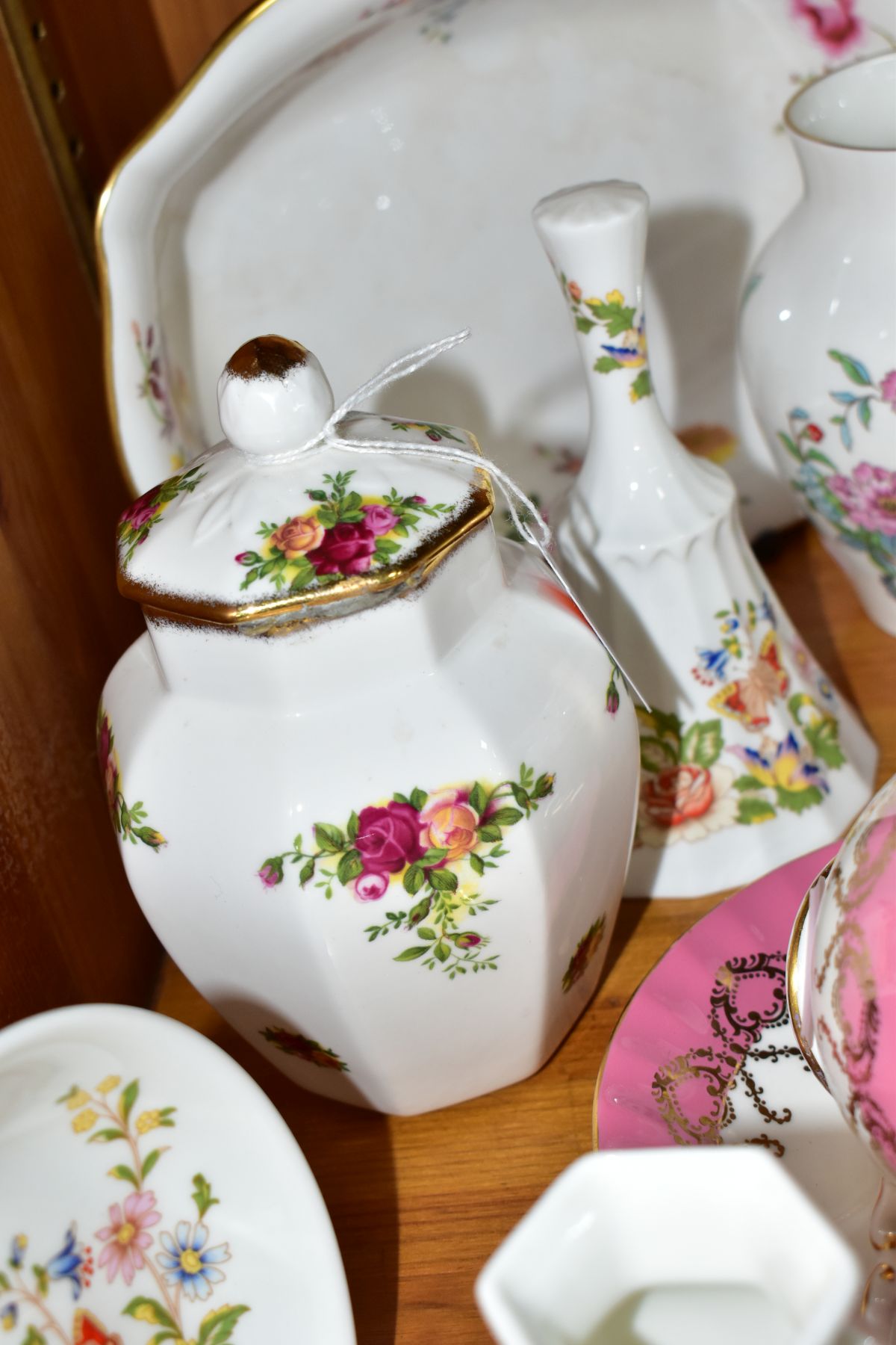 A GROUP OF AYNSLEY, ROYAL CROWN DERBY AND ROYAL ALBERT GIFT AND TEAWARES, to include four pieces - Image 6 of 8