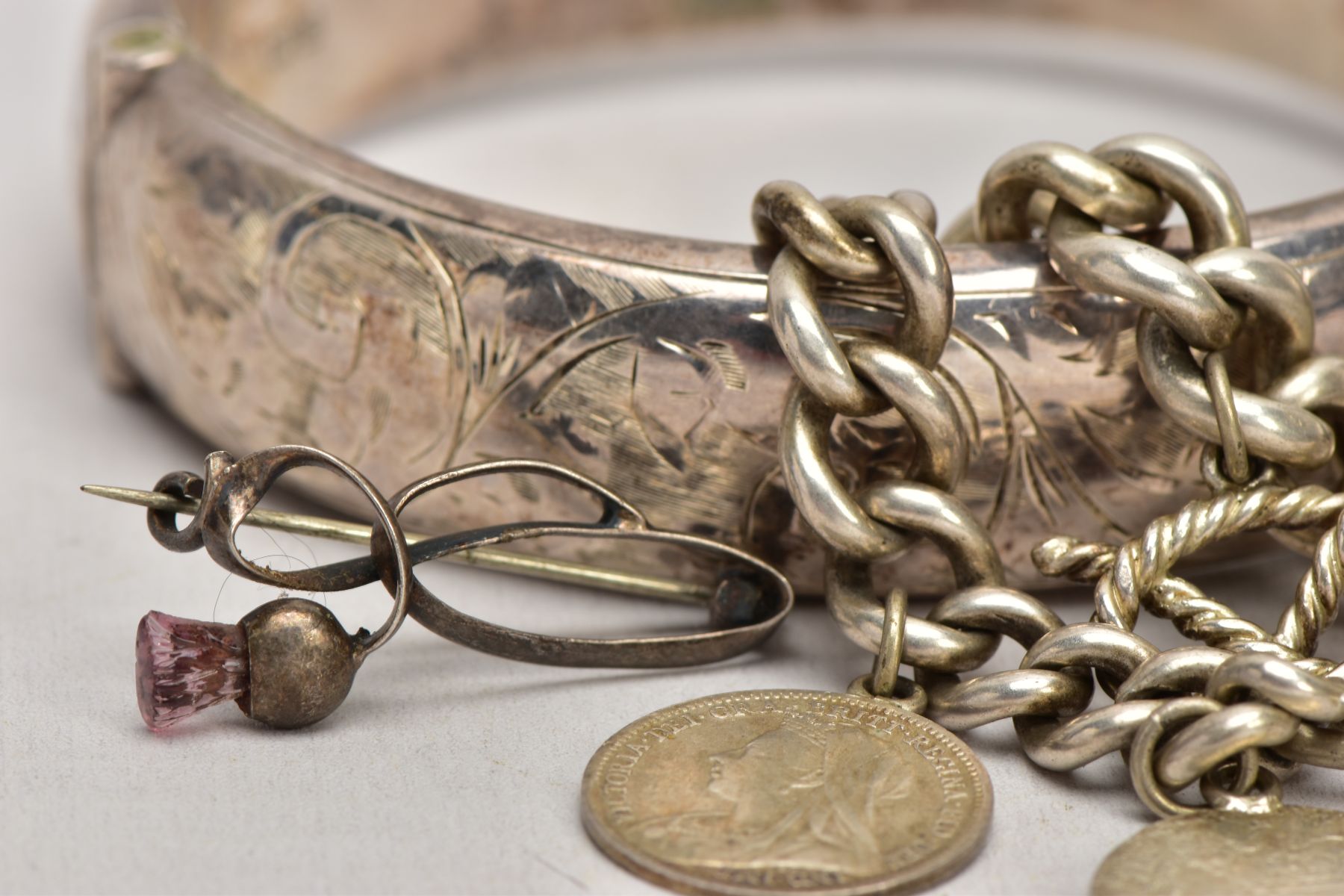 A SELECTION OF SILVER ITEMS, to include a foliate engraved hinged bangle, fitted with a push pin - Image 3 of 10