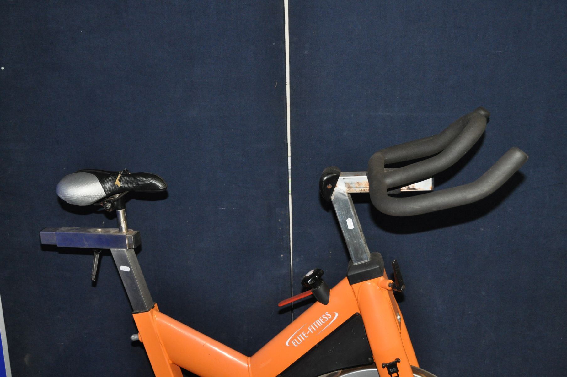 AN ELITE-FITNESS SPIN BIKE (one end cap on base missing) - Image 3 of 3