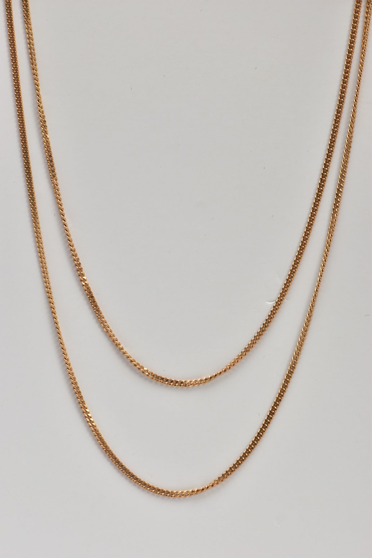 A 9CT GOLD CHAIN, fine curb link chain, fitted with a spring clasp, hallmarked 9ct gold Sheffield - Bild 2 aus 3