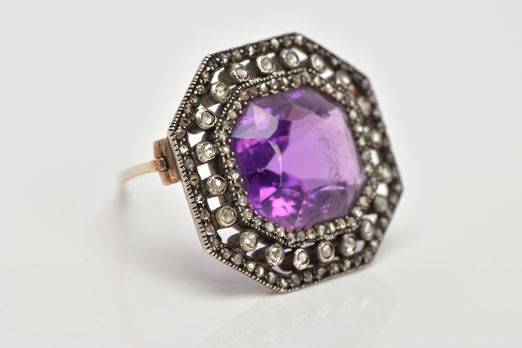 A LATE VICTORIAN AMETHYST AND ROSE CUT DIAMOND BROOCH, centring on a cushion cut amethyst, within an - Bild 2 aus 5