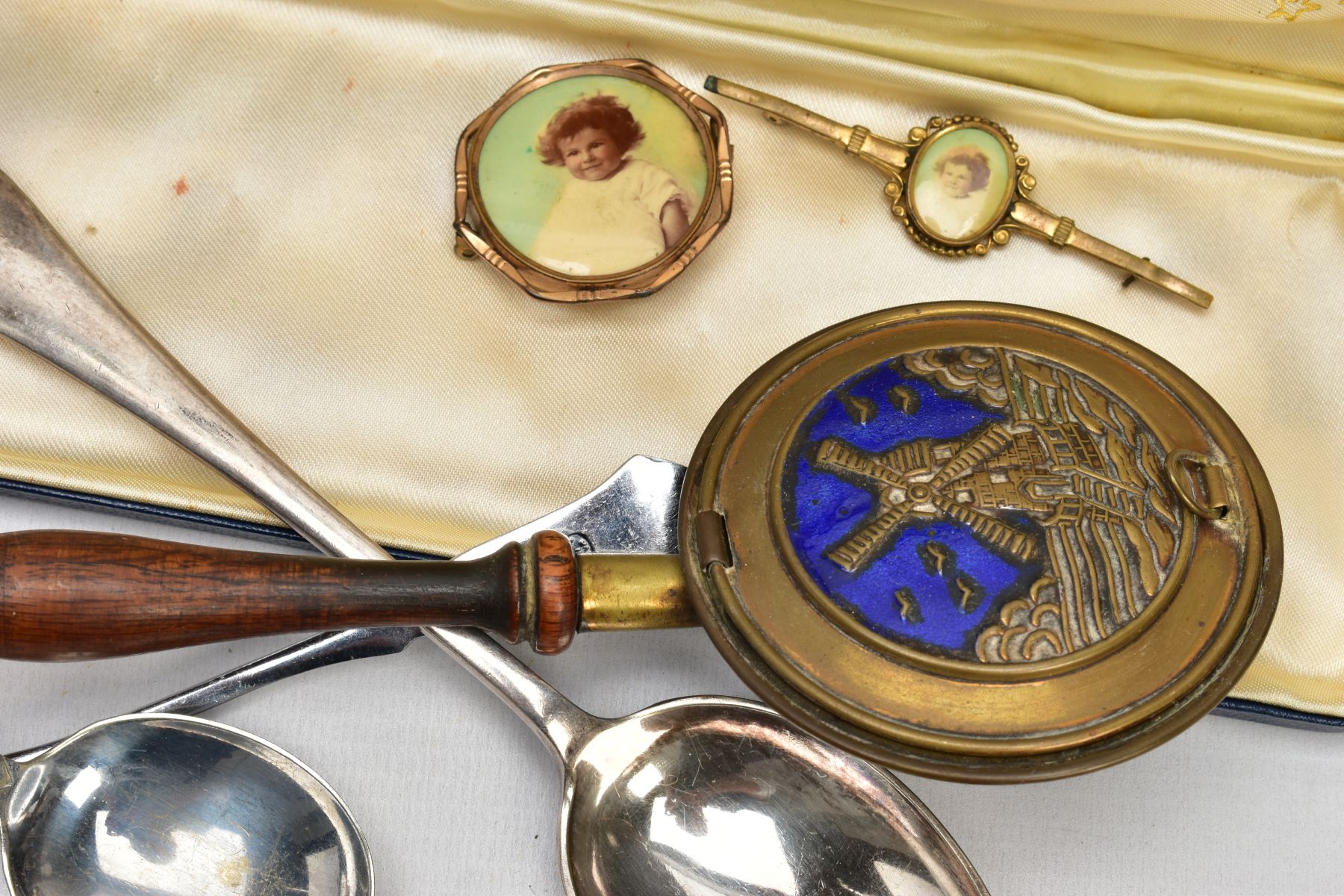 A BOX OF ASSORTED CUTLERY AND ITEMS, to include a pair of George III, bright cut sugar tongs, - Image 4 of 8