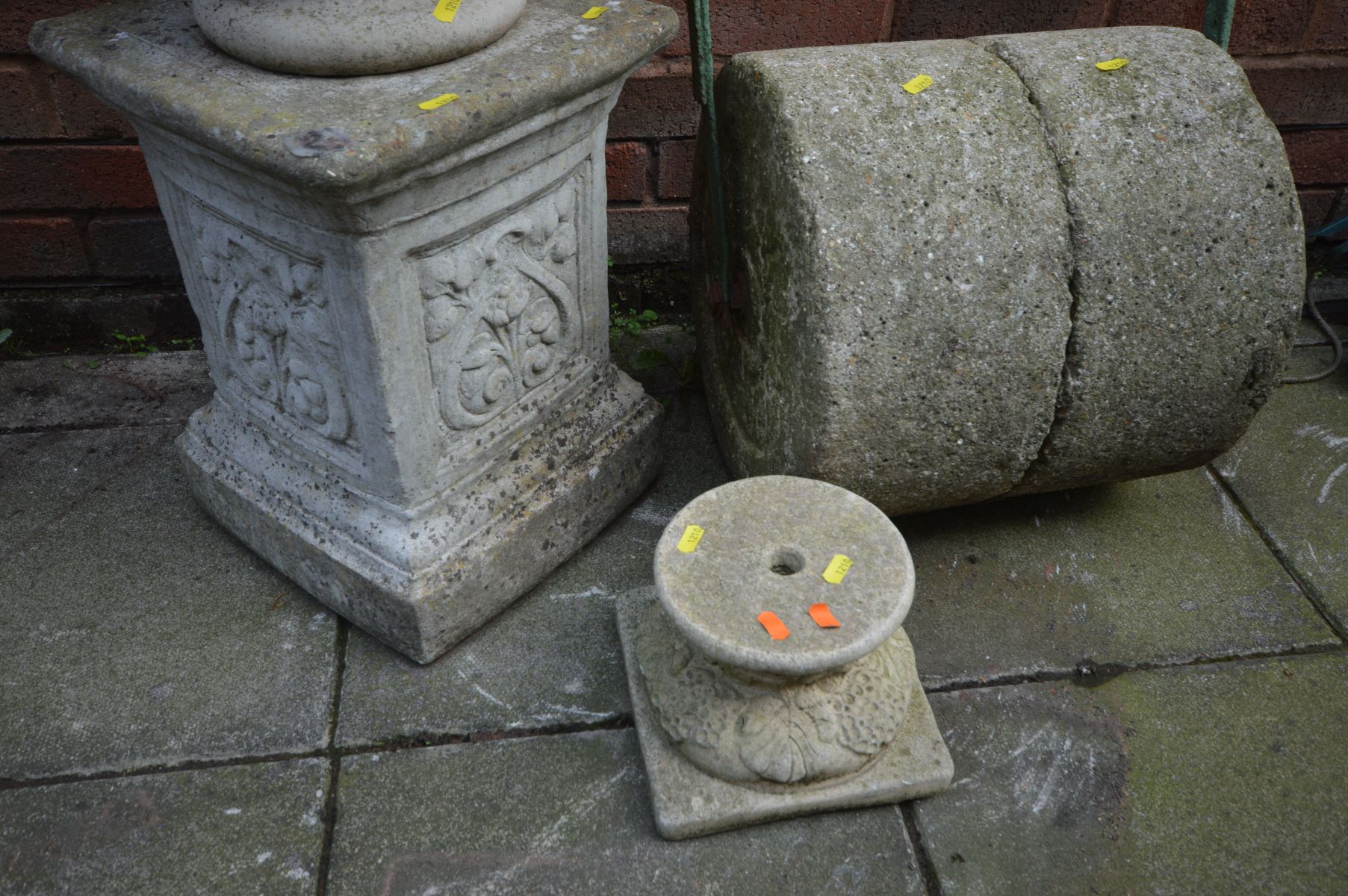 A VINTAGE METAL FRAMED COMPOSITE GARDEN ROLLER, a composite urn with fleur de lis detailing on a - Image 3 of 3