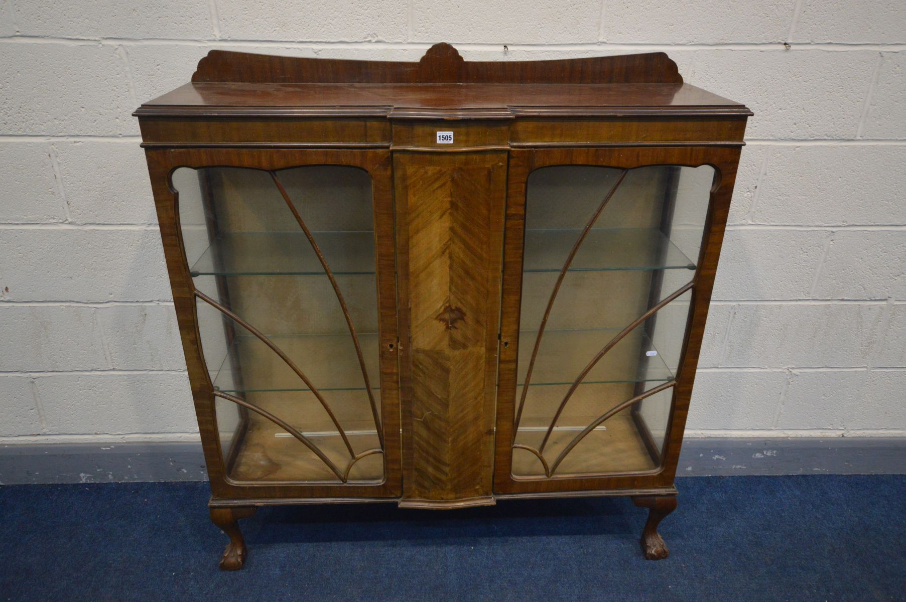 AN EARLY 20TH CENTURY MAHOGANY TWO DOOR CHINA CABINET width 120cm x depth 37cm x height 128cm (no