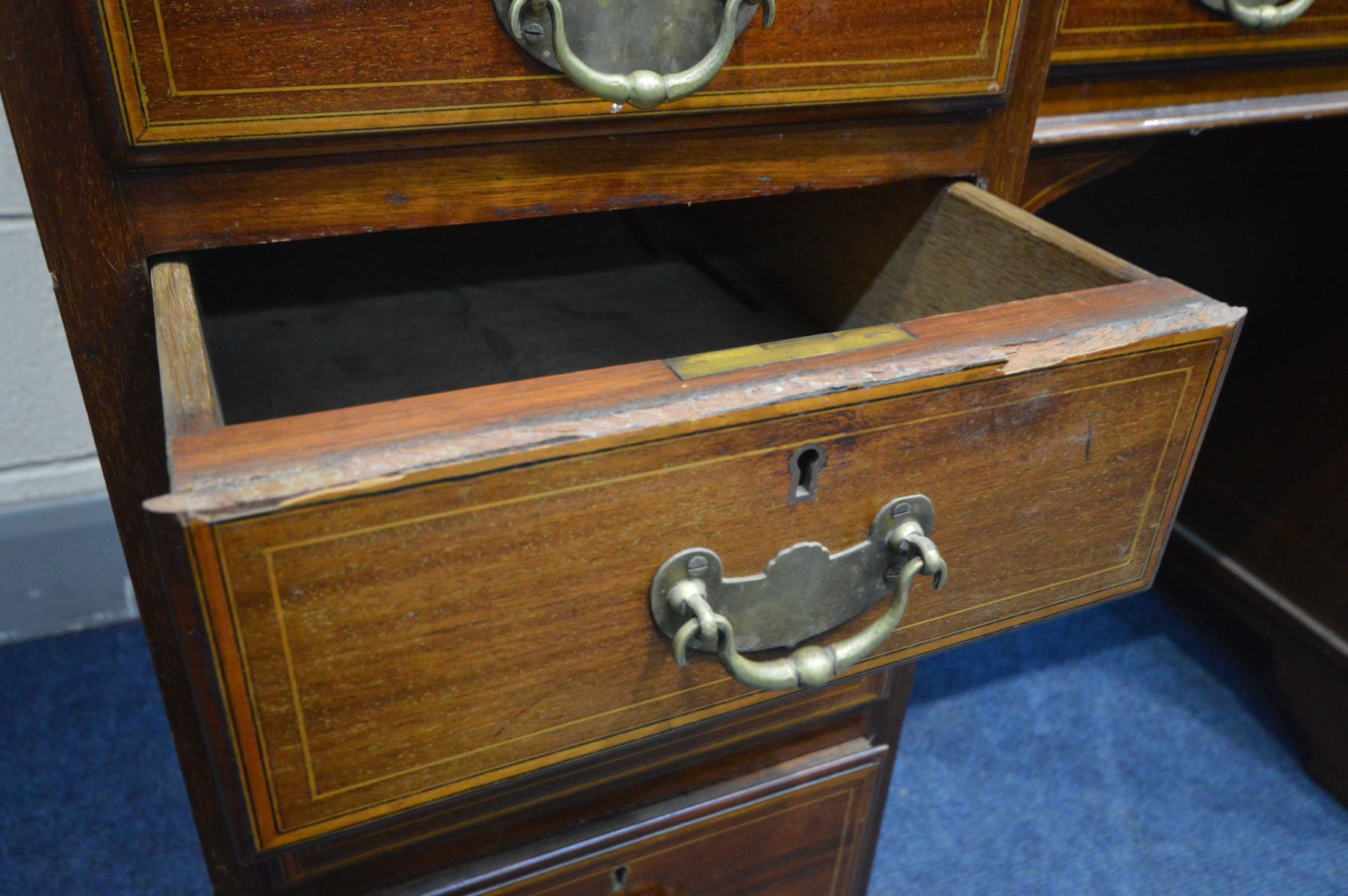 AN EDWARDIAN MAHOGANY AND BOX STRUNG INLAID INVERTED BREAKFRONT KNEEHOLE DESK, with a brown - Image 4 of 4