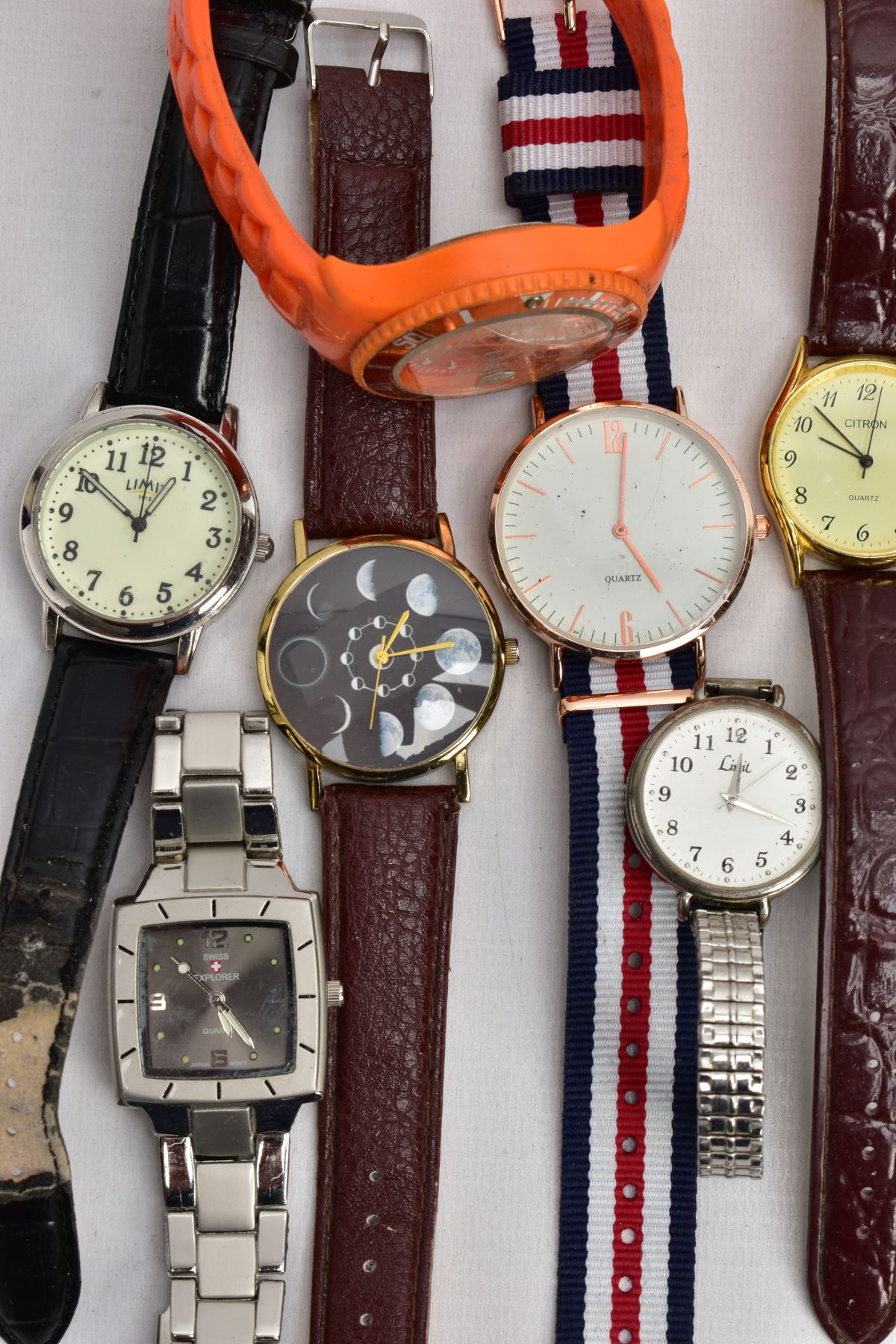 A BAG OF MAINLY GENTLEMEN'S WATCHES, to include chronograph examples and various fashion - Image 4 of 6