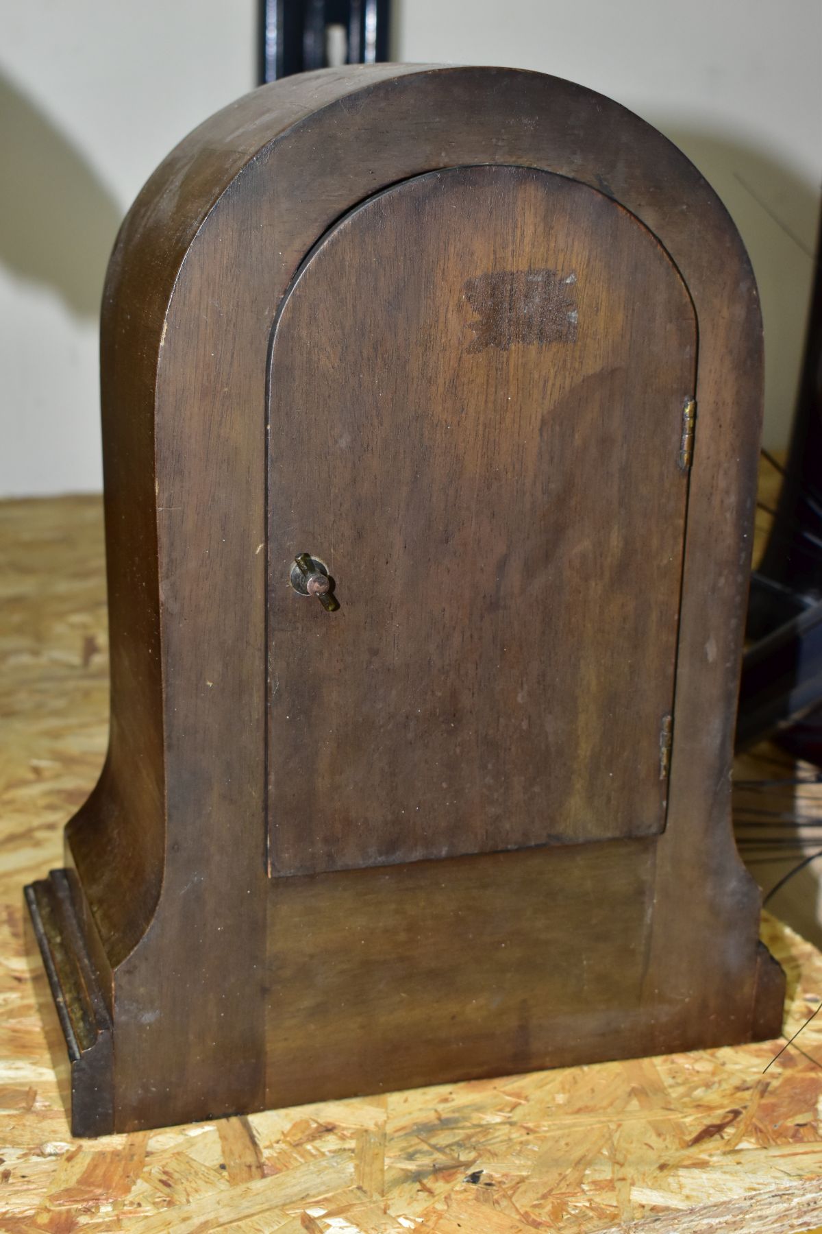 AN EDWARDIAN MAHOGANY AND INLAID MANTEL CLOCK, circular silvered dial with Arabic numerals, eight - Image 5 of 6