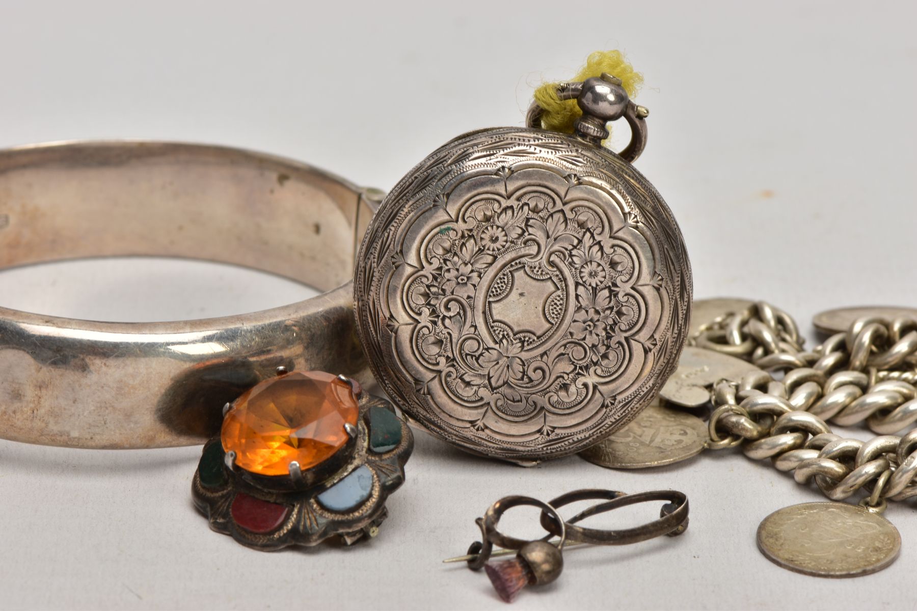 A SELECTION OF SILVER ITEMS, to include a foliate engraved hinged bangle, fitted with a push pin - Image 7 of 10