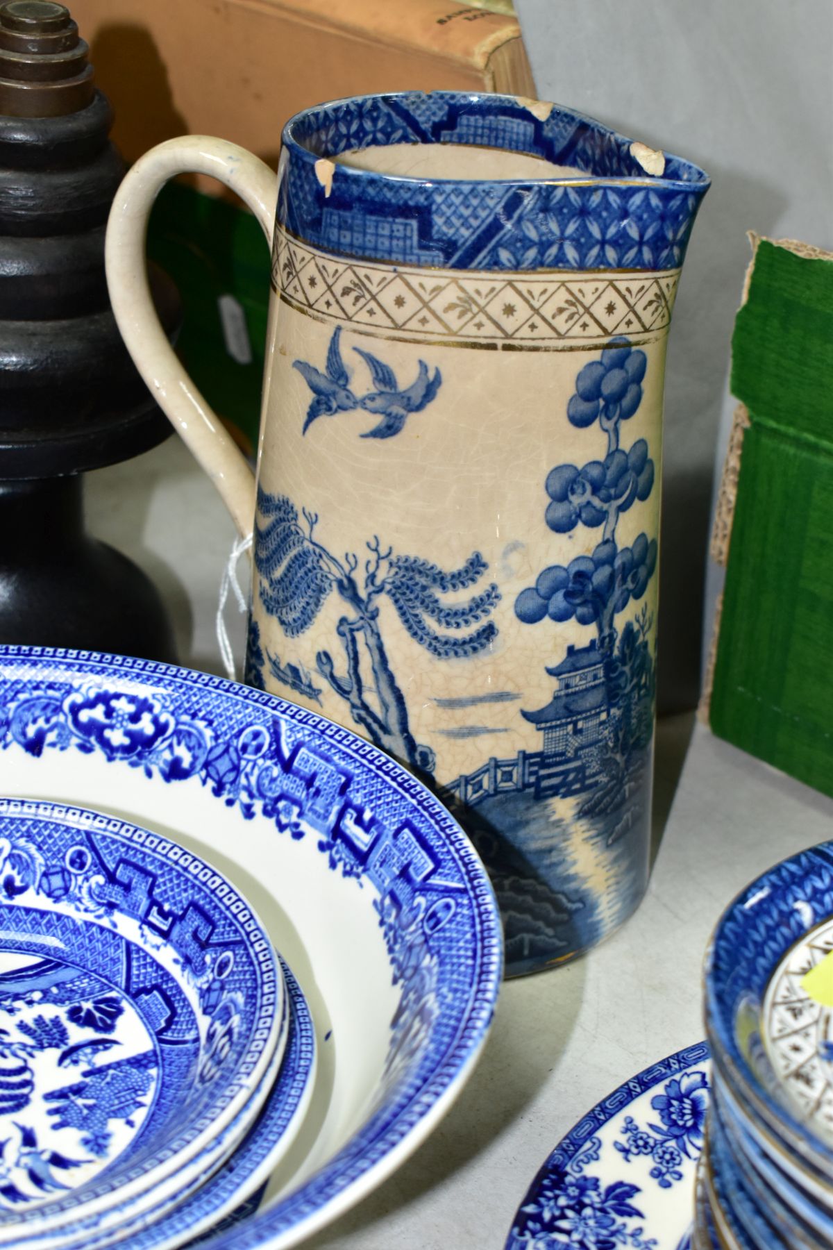 A GROUP OF CERAMICS, METALWARES AND PICTURES comprising twenty one pieces of Willow pattern tea/ - Image 6 of 19