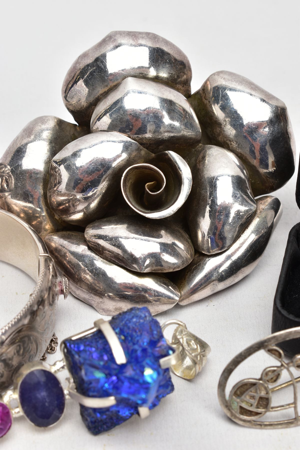 A SILVER BANGLE AND OTHER ITEMS OF JEWELLERY, the wide silver hinged bangle, decorated to one side - Image 4 of 5