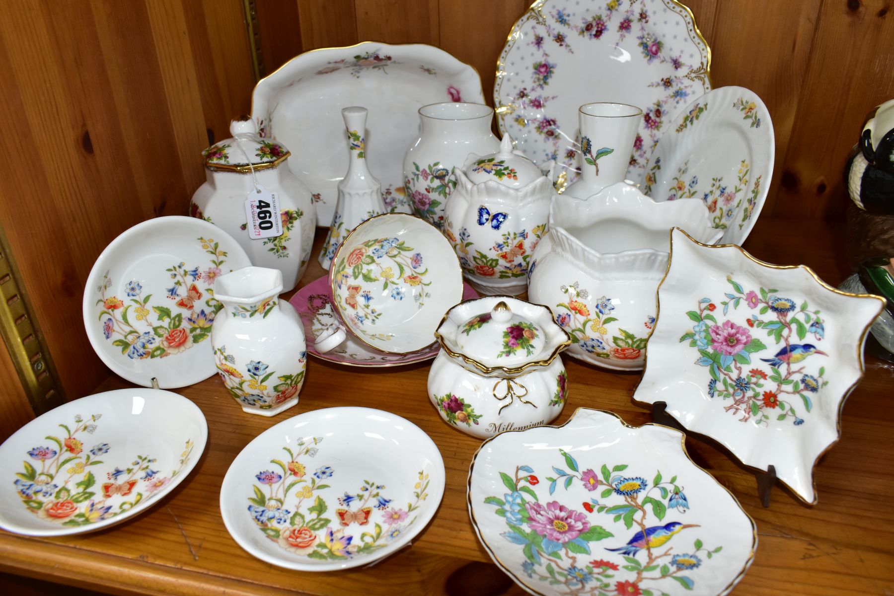 A GROUP OF AYNSLEY, ROYAL CROWN DERBY AND ROYAL ALBERT GIFT AND TEAWARES, to include four pieces