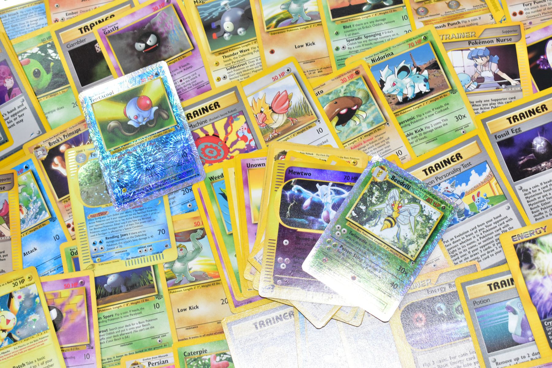 AN ASSORTMENT OF APPROXIMATELY THREE HUNDRED AND THIRTY POKEMON CARDS (including a small quantity - Bild 2 aus 4