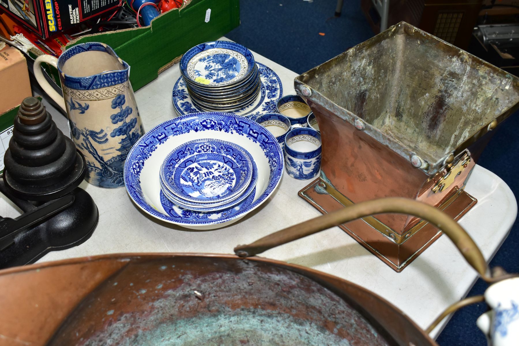 A GROUP OF CERAMICS, METALWARES AND PICTURES comprising twenty one pieces of Willow pattern tea/ - Image 11 of 19