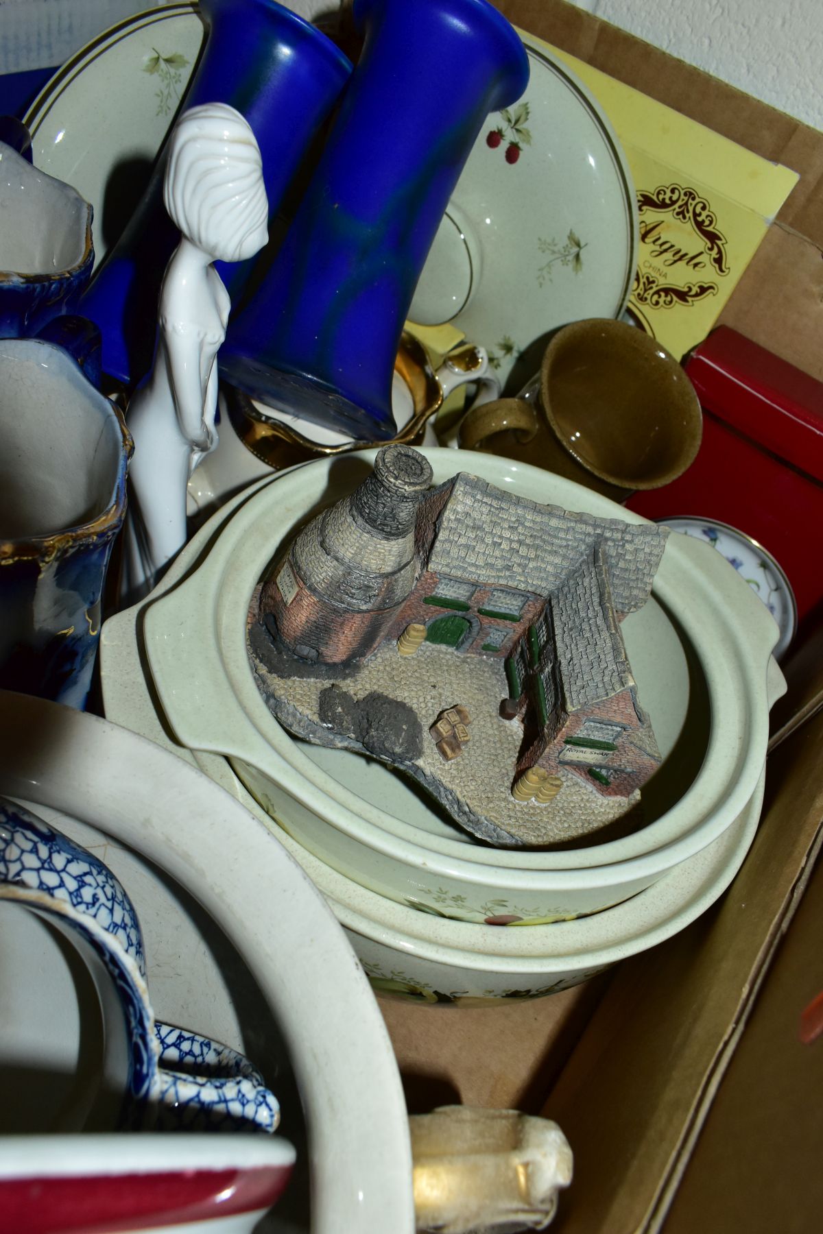 TWO BOXES AND LOOSE CERAMIC TEA WARES, GIFT WARES ETC, to include a Queen Anne twenty one piece - Image 7 of 7