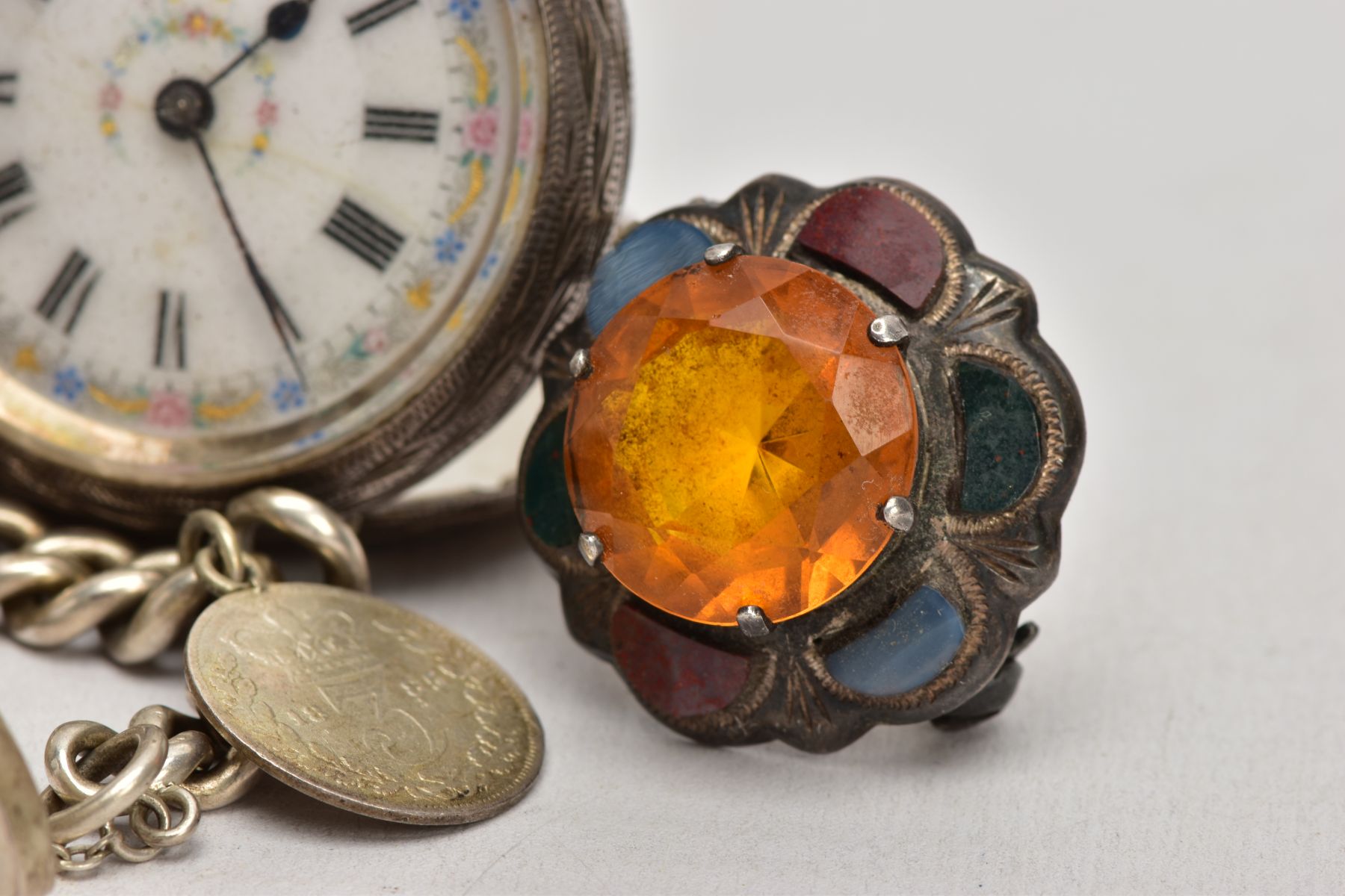 A SELECTION OF SILVER ITEMS, to include a foliate engraved hinged bangle, fitted with a push pin - Image 4 of 10