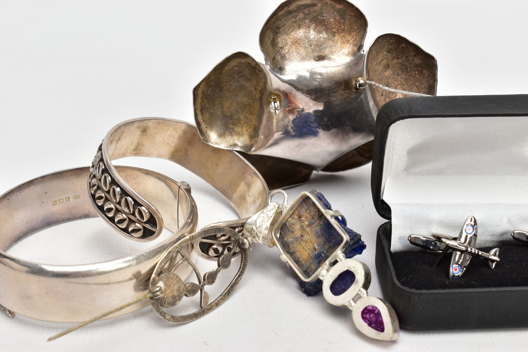 A SILVER BANGLE AND OTHER ITEMS OF JEWELLERY, the wide silver hinged bangle, decorated to one side - Image 5 of 5