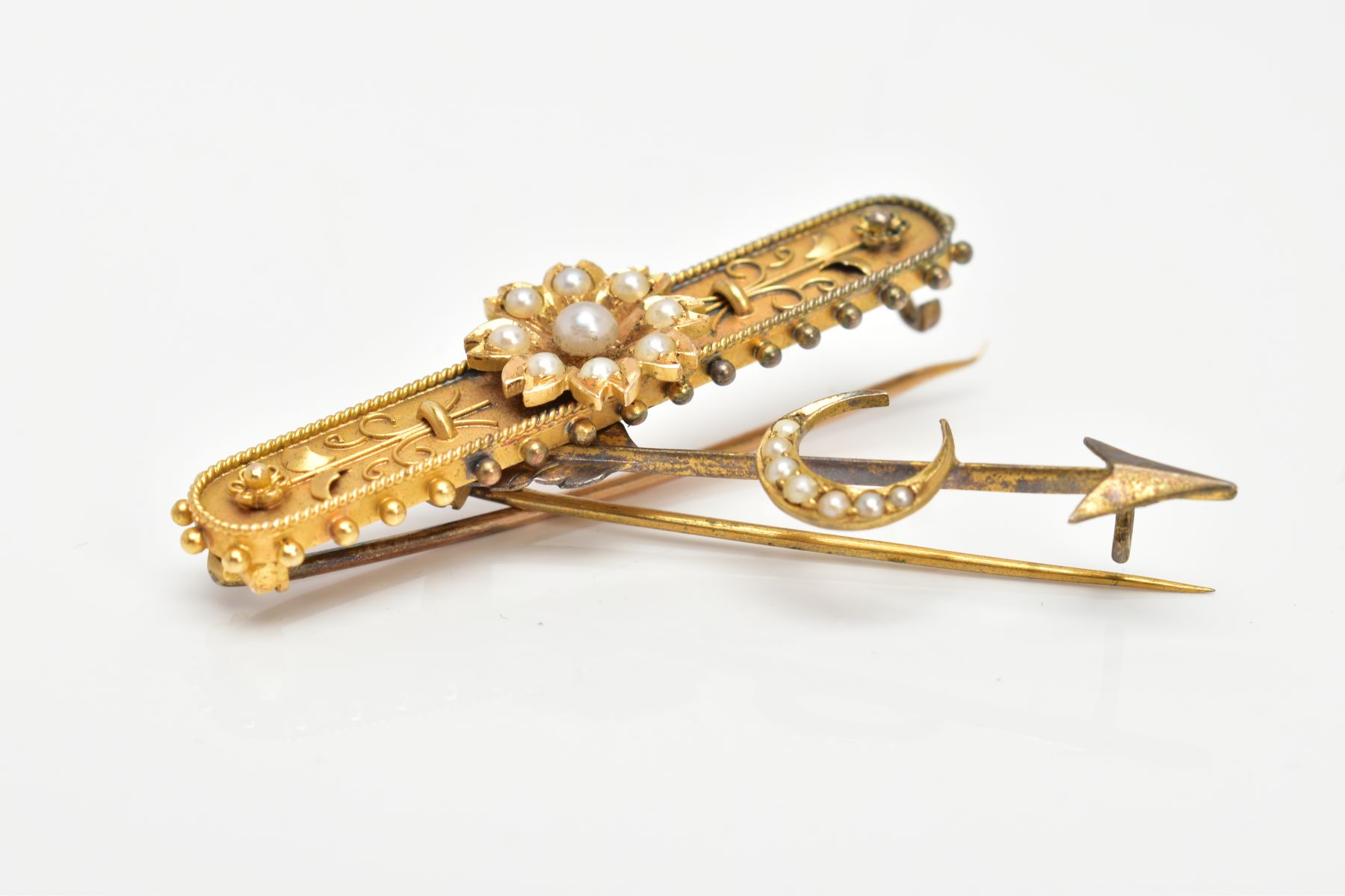 TWO YELLOW METAL SEED PEARL BROOCHES, the first a bar brooch, set with a seed pearl flower, on a - Bild 5 aus 5