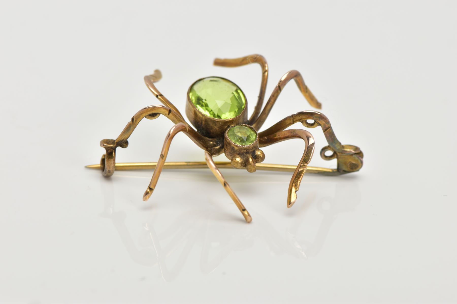 A YELLOW METAL SPIDER BROOCH, set with an oval and a circular cut peridot to the body and head, each - Image 3 of 4