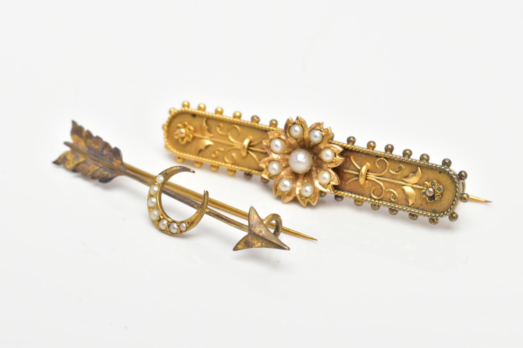 TWO YELLOW METAL SEED PEARL BROOCHES, the first a bar brooch, set with a seed pearl flower, on a - Bild 3 aus 5