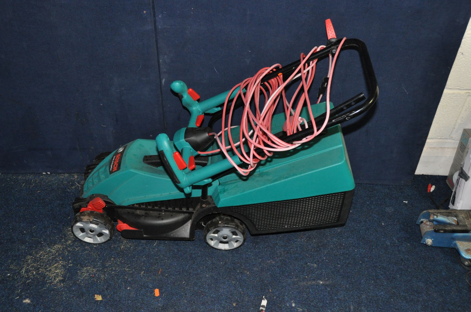 A BOSCH ARL 900 LAWN SCARIFIER, a Bosch Rotak 32 Ergoflex lawn mower (one nut missing from handle) - Image 2 of 2