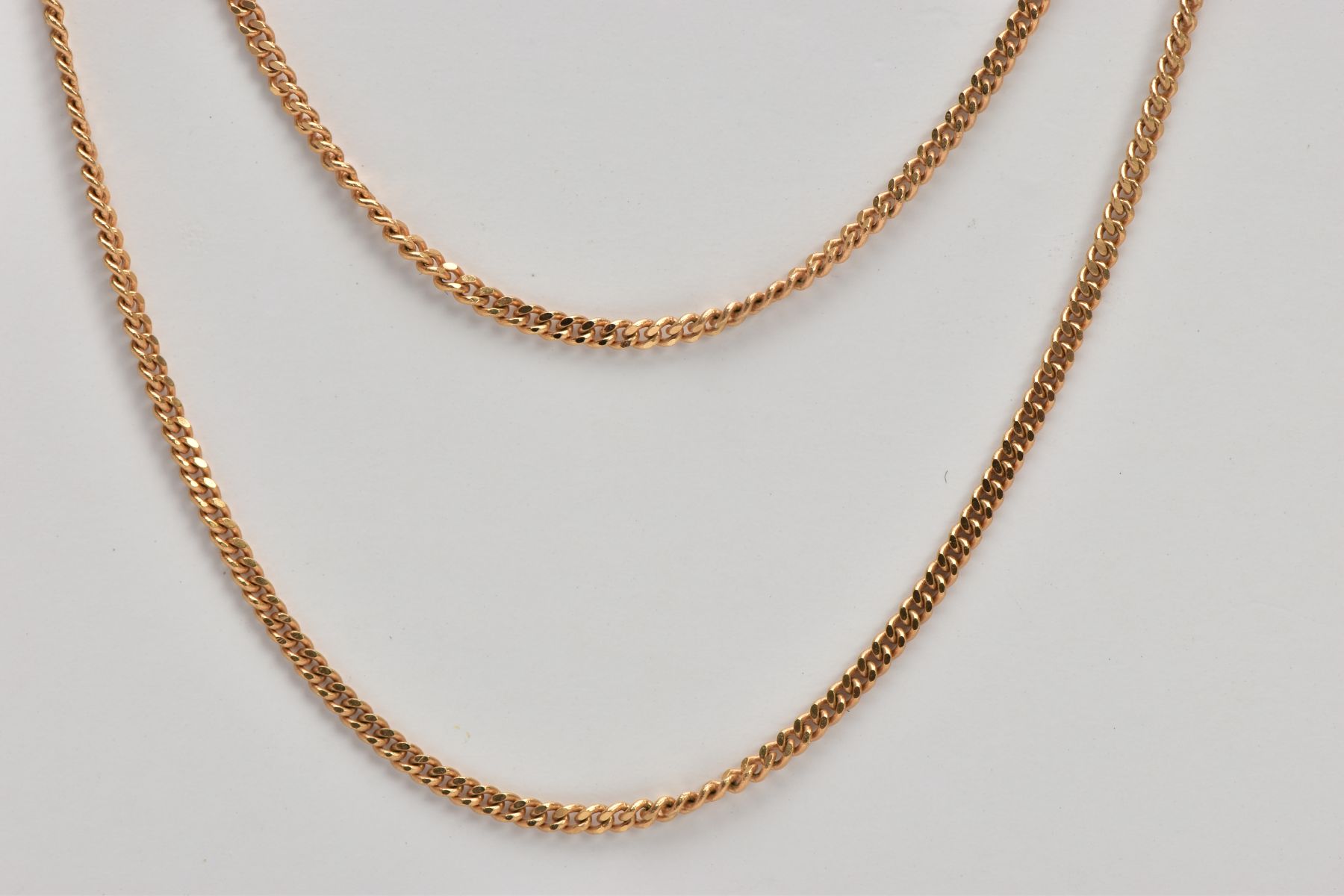 A 9CT GOLD CHAIN, fine curb link chain, fitted with a spring clasp, hallmarked 9ct gold Sheffield - Bild 3 aus 3