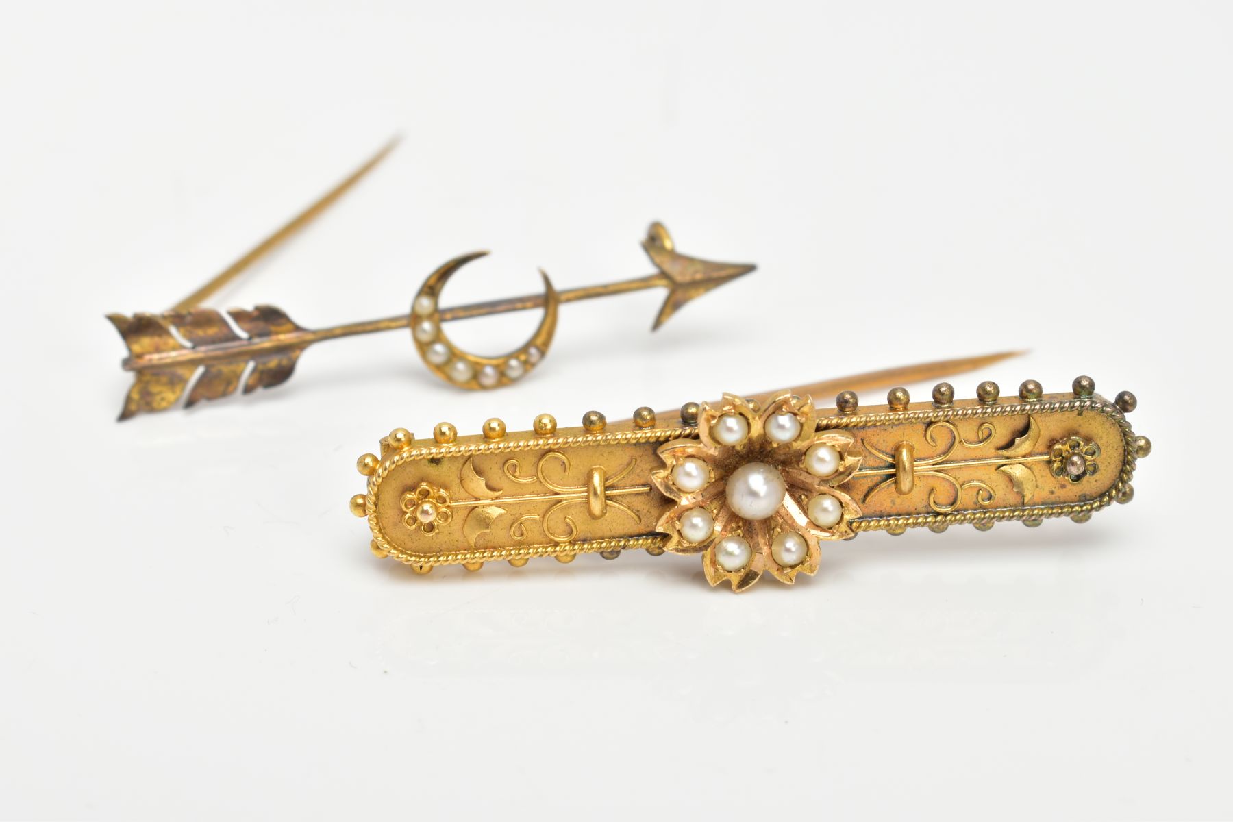 TWO YELLOW METAL SEED PEARL BROOCHES, the first a bar brooch, set with a seed pearl flower, on a - Bild 2 aus 5