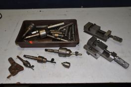 A SMALL TRAY CONTAINING LATHE TOOLS including taper shank drill chucks, two bespoke machine vices, a