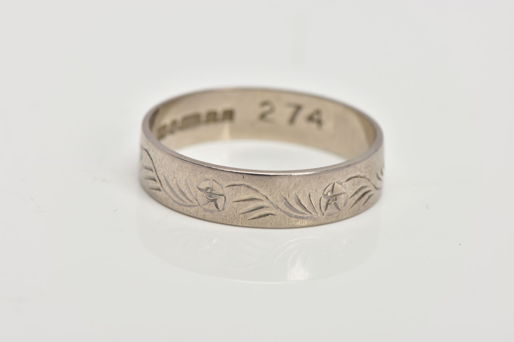 AN 18CT WHITE GOLD WEDDING BAND, engraved floral design, hallmarked 18ct gold Birmingham, ring - Image 2 of 3