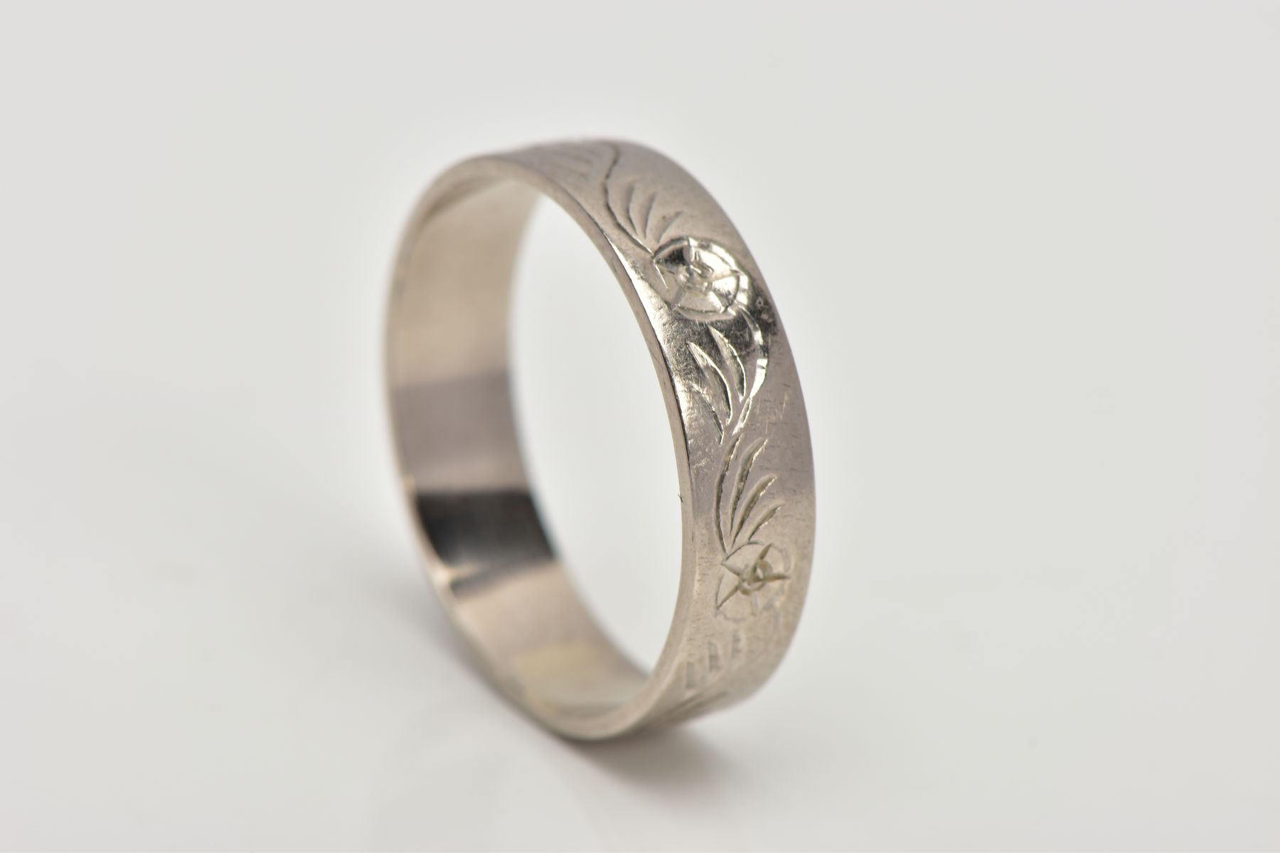 AN 18CT WHITE GOLD WEDDING BAND, engraved floral design, hallmarked 18ct gold Birmingham, ring - Image 3 of 3