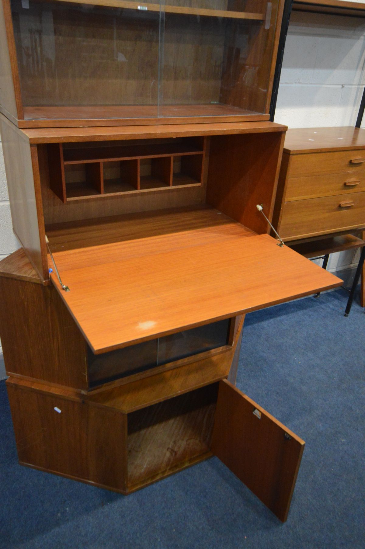 AN AVALON MODULAR TEAK LADDERAX STYLE SHELVING SYSTEM, comprising of six metal uprights, three - Image 4 of 4