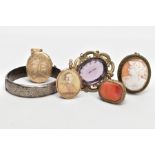 A SELECTION OF JEWELLERY, to include a yellow metal oval locket, engraved with a foliate design, a