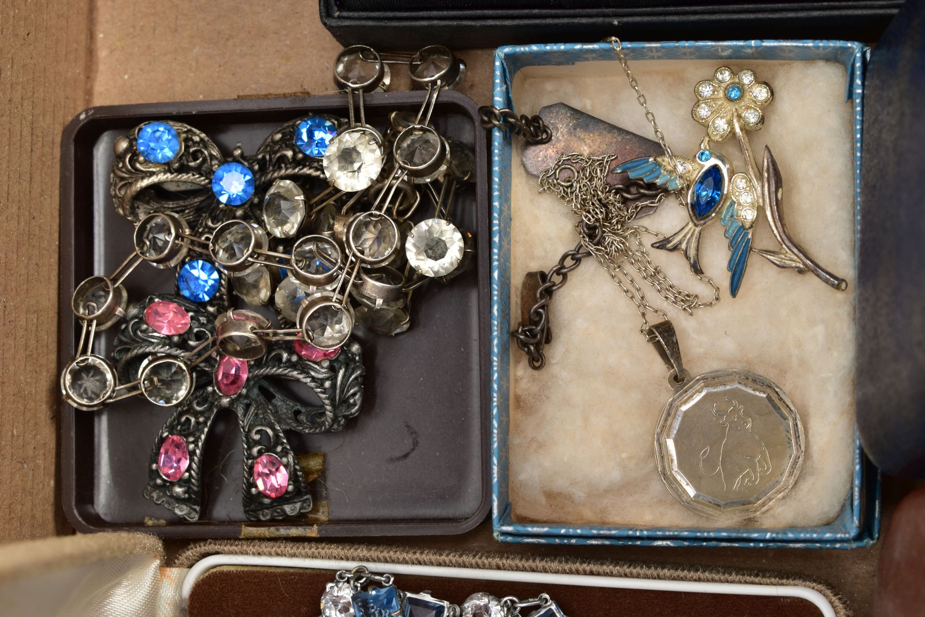 A TRAY OF ASSORTED JEWELLERY AND WRISTWATCHES, to include two gents gold-plated wristwatches, a - Image 6 of 7