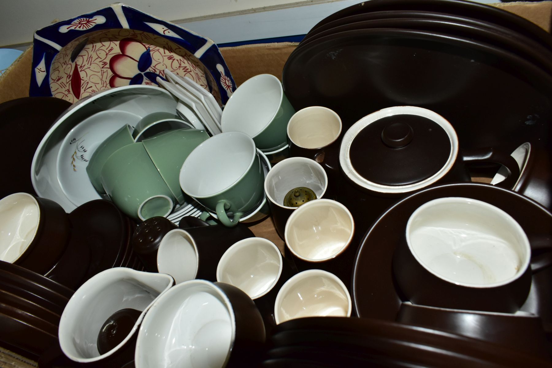 FOUR BOXES OF CERAMIC TEA AND DINNERWARES, to include a Royal Worcester Hyde Park sauceboat and - Image 7 of 12