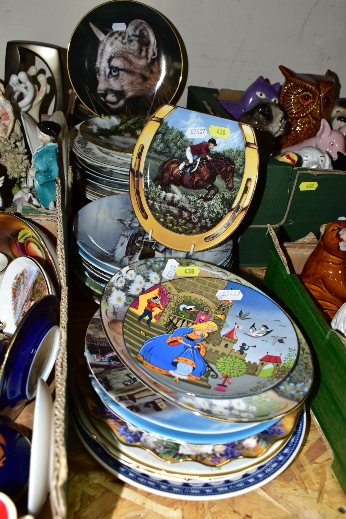 FOUR BOXES AND LOOSE CERAMIC ORNAMENTS AND COLLECTORS PLATES, to include clown on a swing hanging - Image 4 of 15