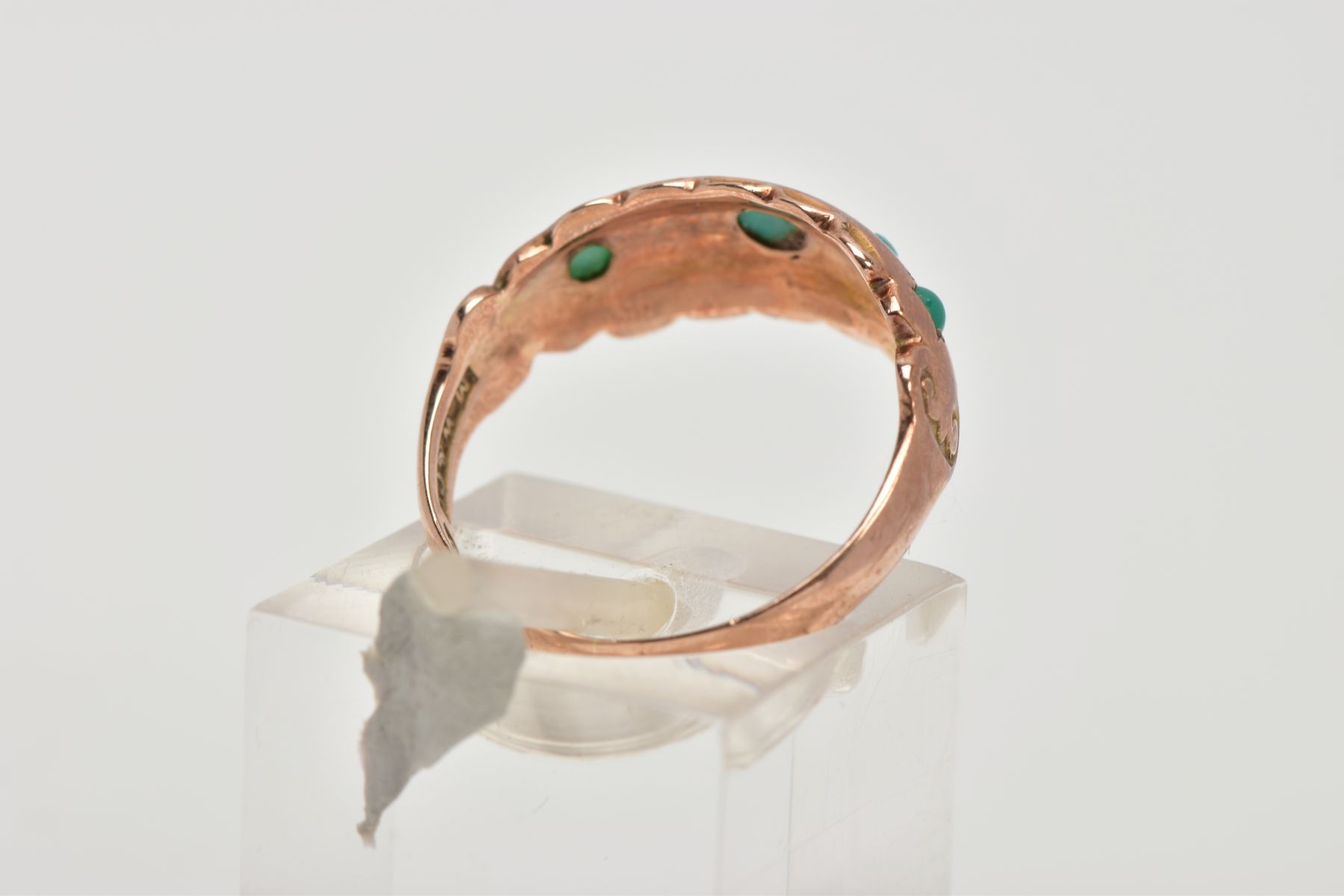 AN EARLY 20TH CENTURY ROSE GOLD TURQUOISE SET RING, designed with five star set, graduated, circular - Image 3 of 4