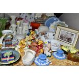 A GROUP OF CERAMIC PLATES, GIFTWARES, ORNAMENTS, ETC, to include Royal Doulton 'Old Bear and