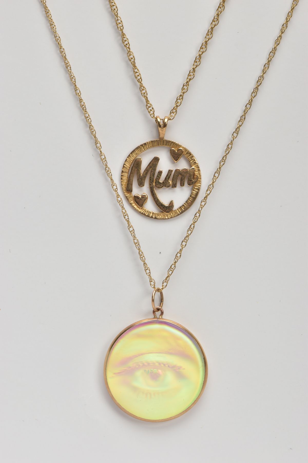 A 9CT GOLD 'MOM' PENDANT AND CHAIN, A YELLOW METAL CHAIN AND A PENDANT, the pendant of an open - Image 2 of 2