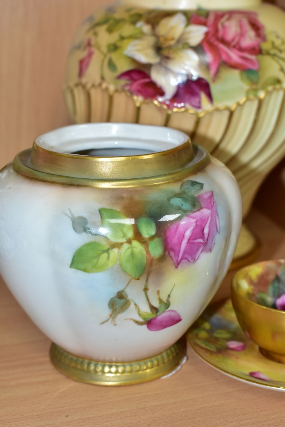 A ROYAL WORCESTER CABINET CUP AND SAUCER AND TWO ROYAL WORCESTER POT POURRIS LACKING COVERS, the cup - Image 7 of 11