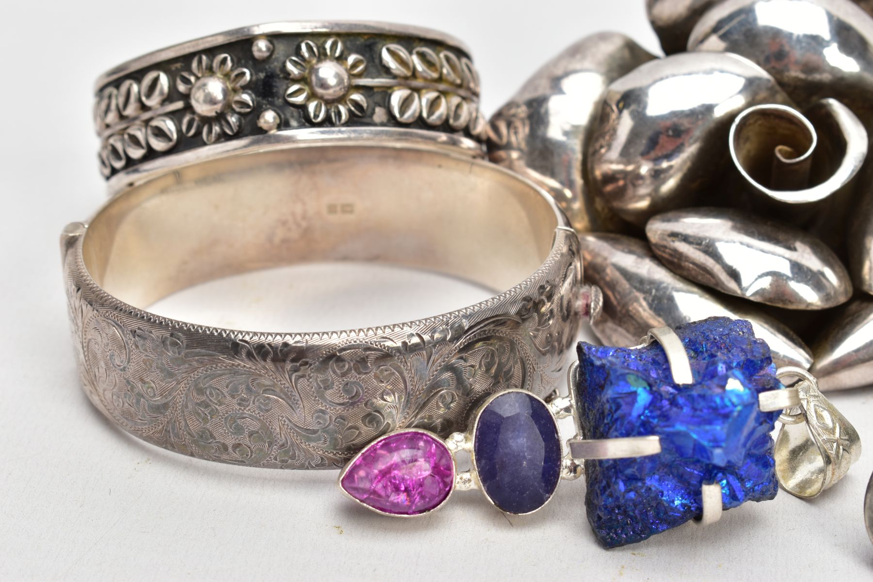 A SILVER BANGLE AND OTHER ITEMS OF JEWELLERY, the wide silver hinged bangle, decorated to one side - Image 3 of 5