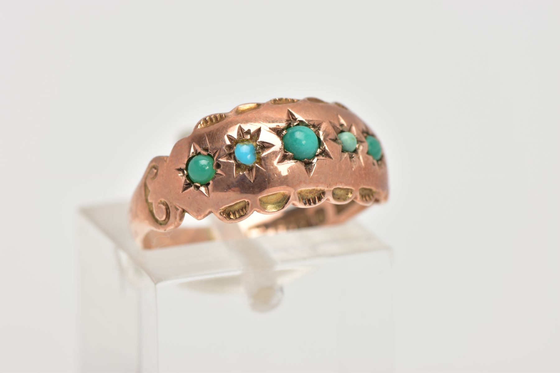 AN EARLY 20TH CENTURY ROSE GOLD TURQUOISE SET RING, designed with five star set, graduated, circular - Image 4 of 4