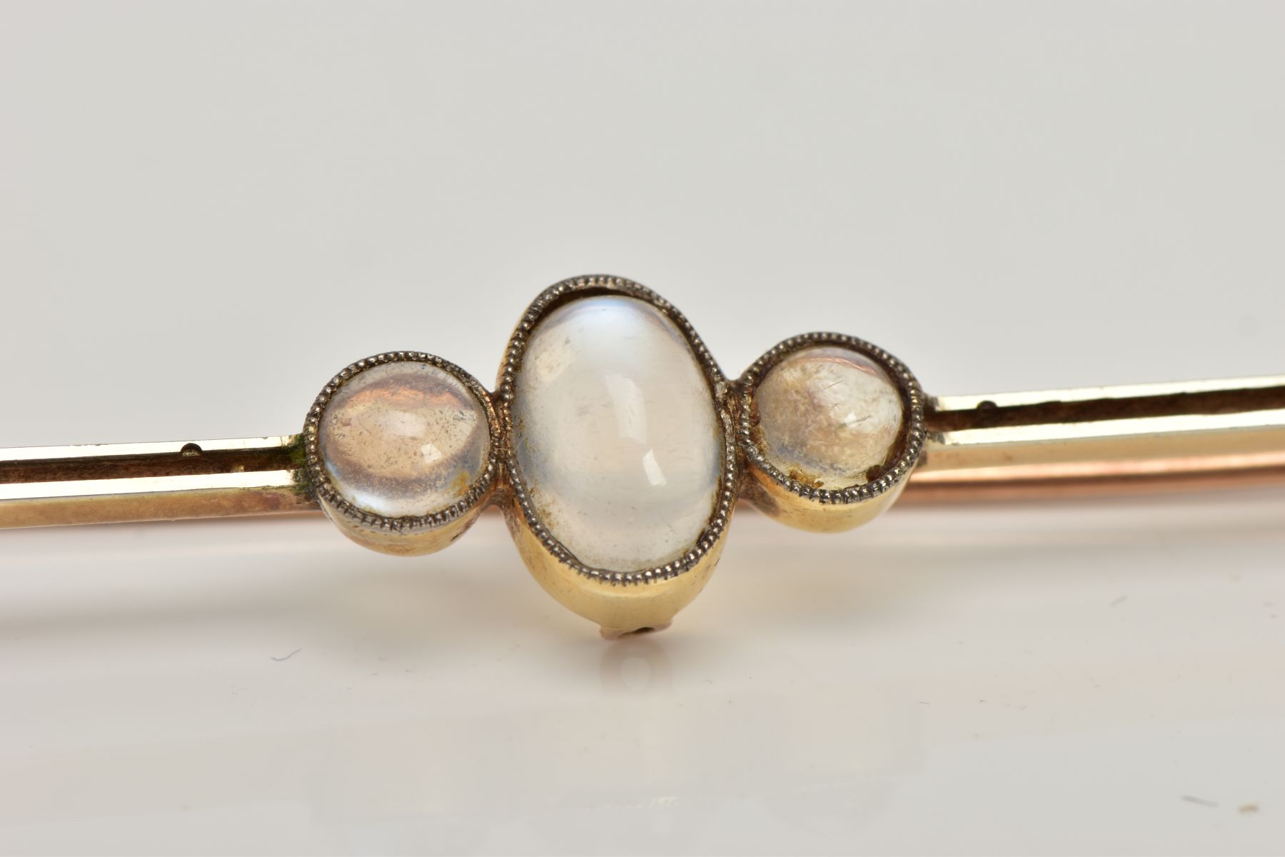 AN EARLY 20TH CENTURY MOONSTONE BAR BROOCH, set with a central oval moonstone cabochon, flanked by - Image 2 of 3