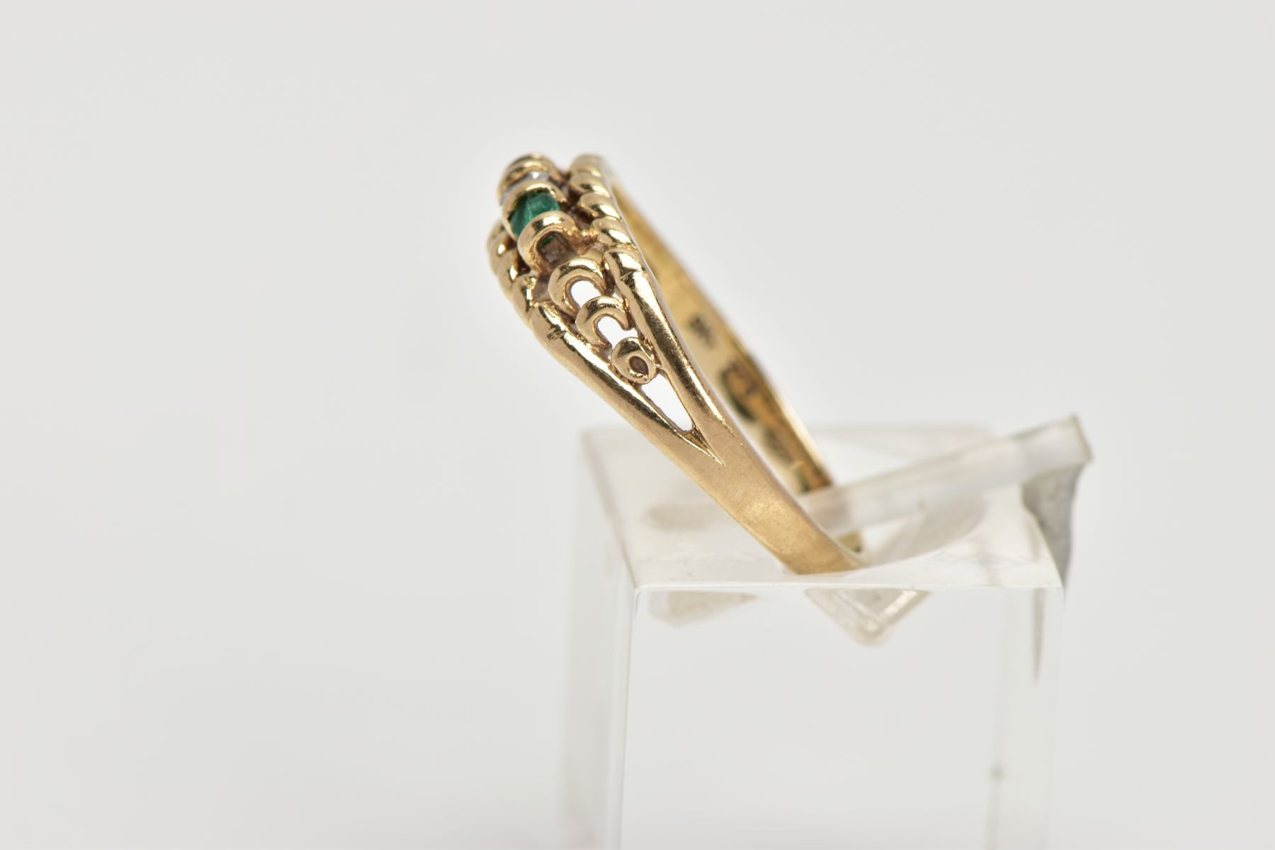 A 9CT GOLD DIAMOND AND EMERALD RING, designed with a central round brilliant cut diamond, flanked - Bild 2 aus 4