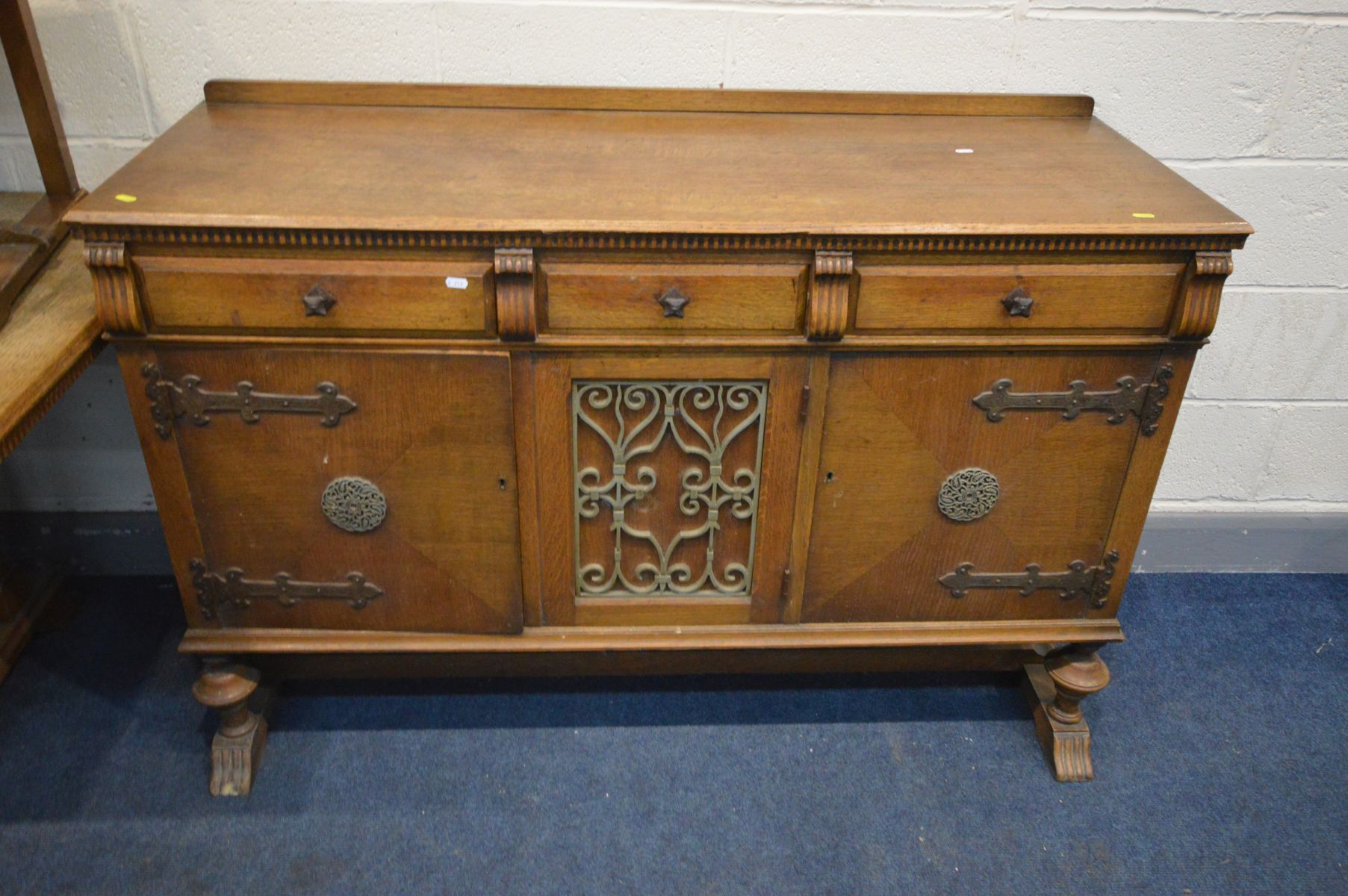 AN OAK DRAW LEAF DINING TABLE, extended length 183cm x closed length 138cm x depth 85cm x height - Image 2 of 5